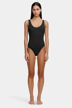 Akila One Piece Black