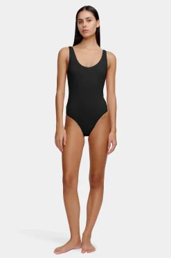 Akila One Piece Black